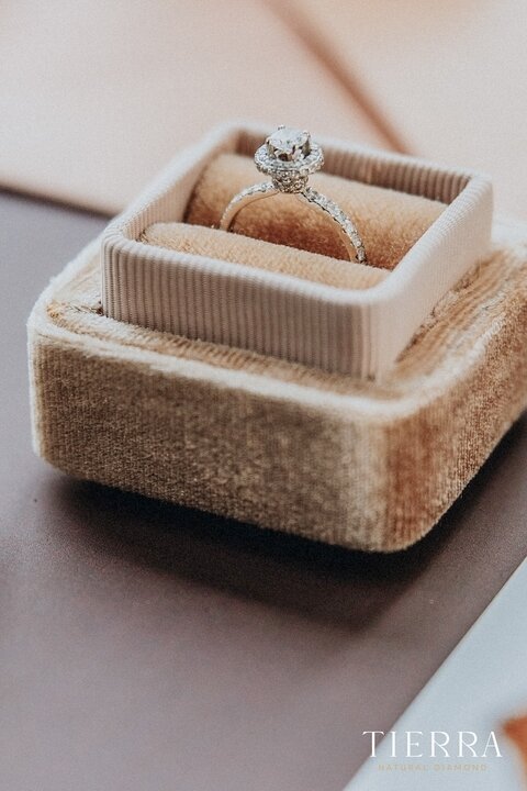 Vì sao kim cương tự nhiên được ưu ái hơn kim cương nhân tạo và các loại đá quý khác?